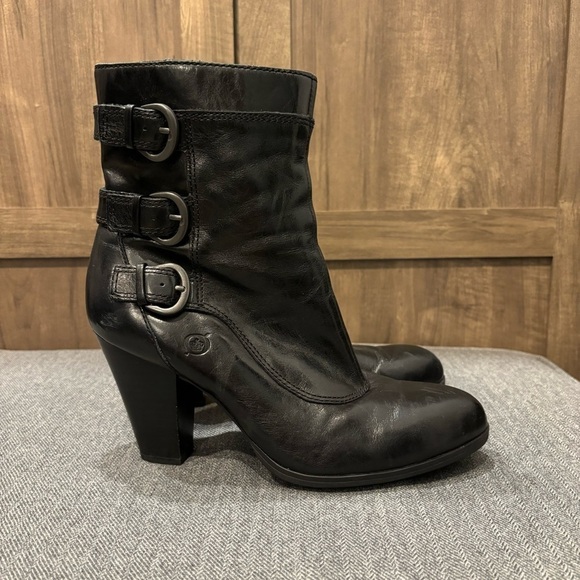 Born Vivi Black Leather Three Buckled moto Ankle Boots Size 7.5 Almond Toe - Picture 2 of 14